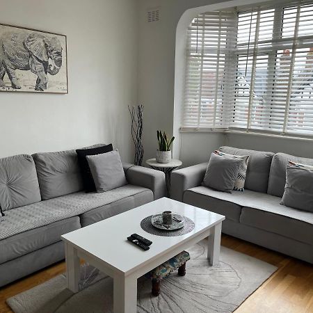 Lovely 2-Bedroom Apartment In Zone 2 Londres Extérieur photo