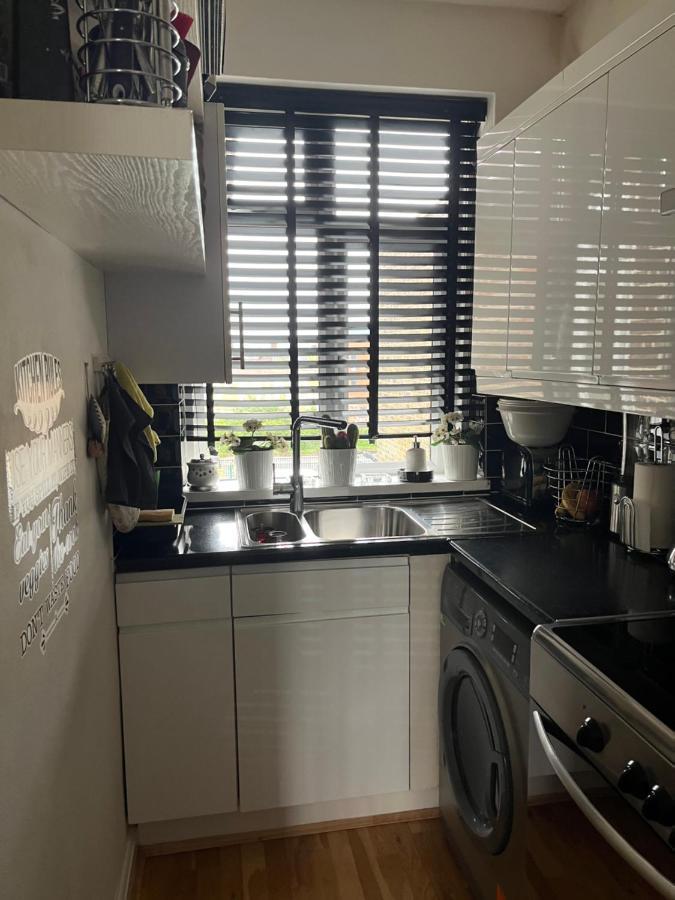 Lovely 2-Bedroom Apartment In Zone 2 Londres Extérieur photo